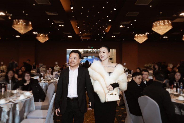 Vợ chồng Shark Bình chuẩn phong thái người đứng đầu khi nắm tay nhau bước vào bữa tiệc công ty.