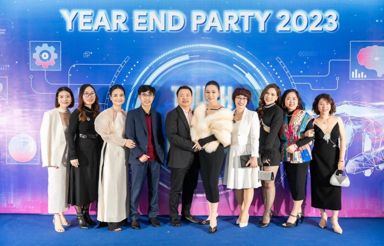 Nữ diễn viên xinh đẹp và cao ráo nổi bật giữa đám đông.