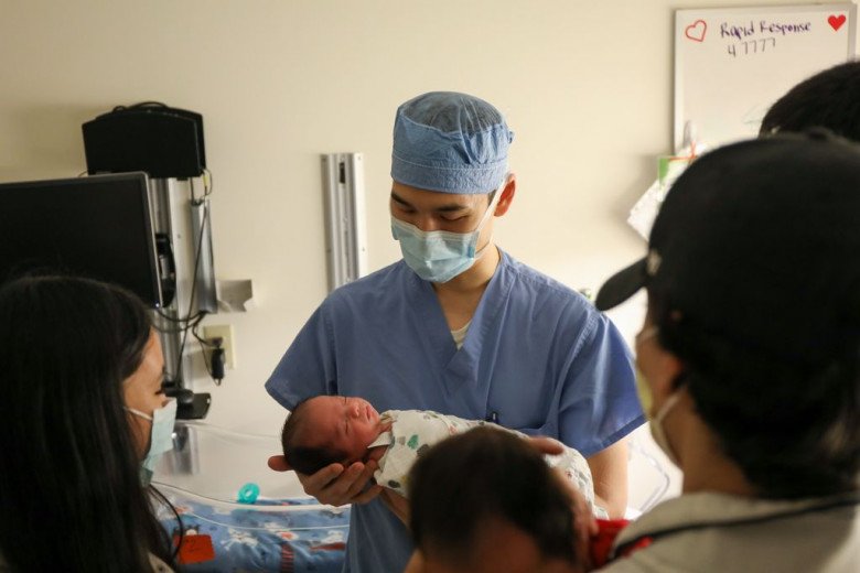 Ngay khi con sinh ra, cả phòng ai cũng ngạc nhiên khi con sơ sinh rất dài. (Ảnh minh họa)