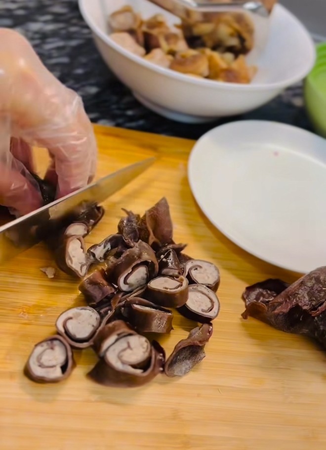 Tiếp đến, đem nấm cuộn thịt vào xửng hấp và hấp lên cho chín. Phần mộc nhĩ sau chín sẽ đem cắt khúc giống như thái giò.