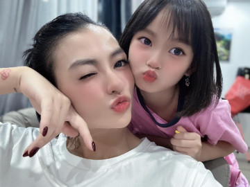Con gái Hồng Quế lớn xinh hệt mẹ tuổi lên 8, được dạy dỗ nghiêm khắc tới mức vừa khóc vừa học bài