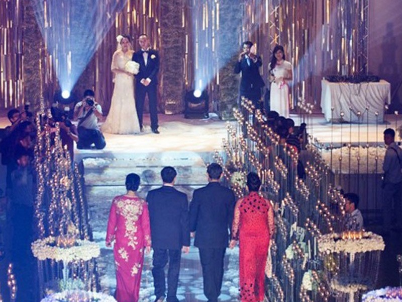 Đám cưới được tổ chức ở cả 3 sảnh tiệc lớn của Cung Văn hóa Hữu nghị Việt Xô với tổng diện tích lên tới gần 4.000 m2. Tổng chi phí của hôn lễ này ước tính lên tới 7 tỷ đồng.
