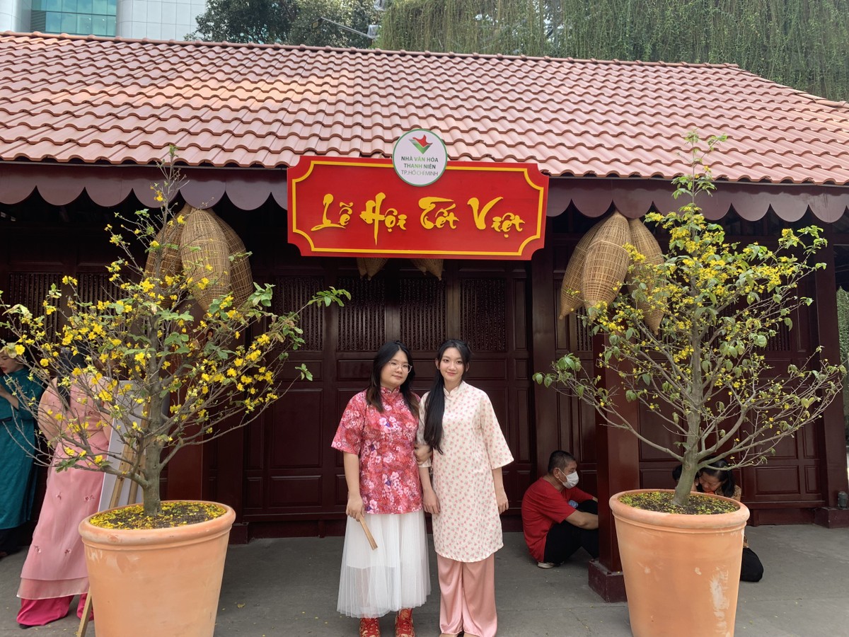 Không gian nhà truyền thống được trang trí hoa mai, các vật dụng đặc trưng ở quê được đông đảo du khách yêu thích và chụp ảnh.