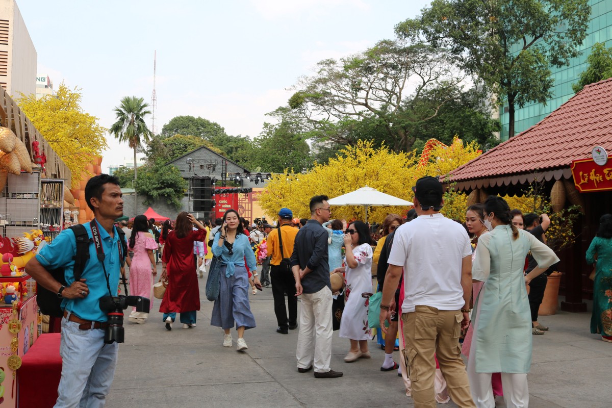 Theo quan sát, mỗi mô hình tiểu cảnh tại phố ông đồ đều trong tình trạng kín người, để chụp được kiểu ảnh ưng ý, nhiều người phải chờ xếp hàng đến lượt.