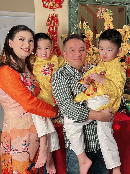 Phạm Thanh Thảo và hai con diện áo dài đặt may từ Việt Nam gửi sang Mỹ.