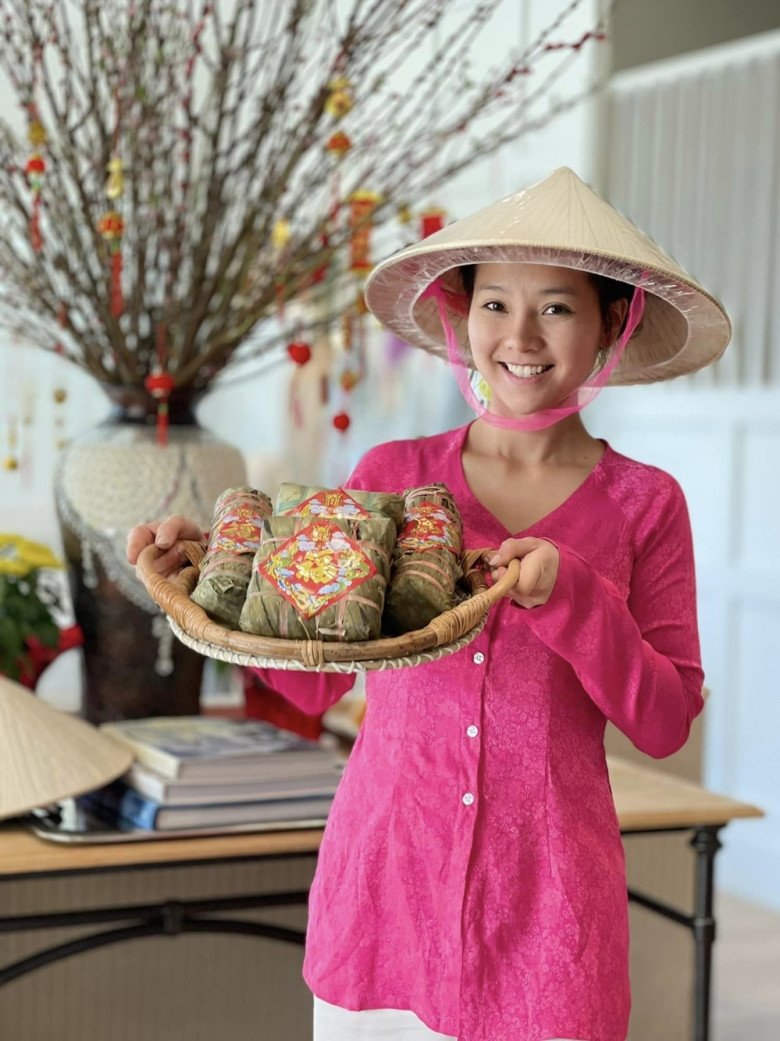 Dù ở xứ người nhưng Khánh Hiền và gia đình chồng vẫn chuẩn bị các món truyền thống của ngày Tết cổ truyền và không thể thiếu bánh chưng, bánh tét.