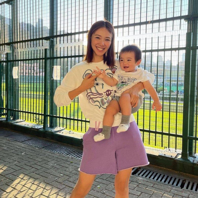 Bà mẹ nổi tiếng rất thích ăn trái cây.