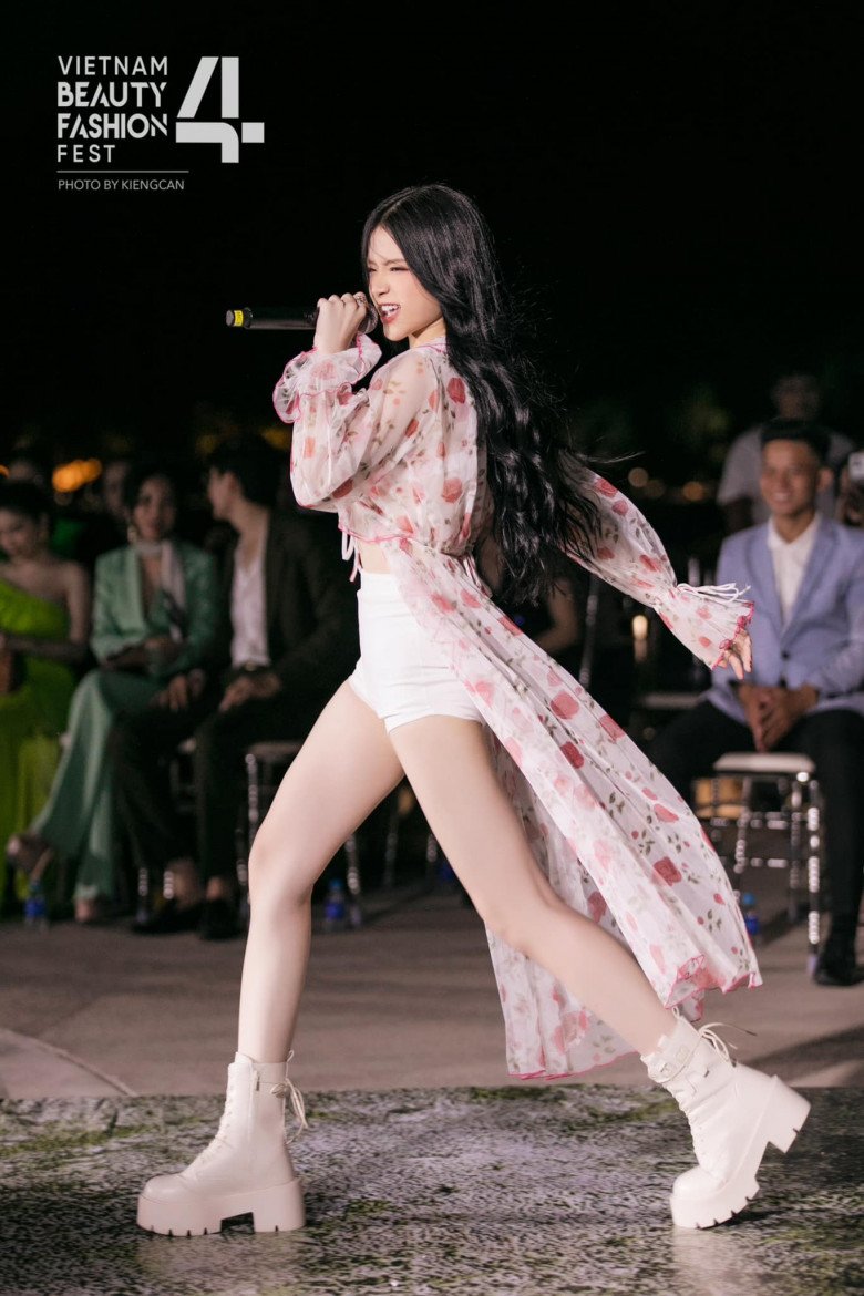 Linh Ka trong 1 lần trình diễn trong khuôn khổ Miss World Vietnam gần đây. Cô nàng hút mắt với đôi chân thon dài, trắng ngần.
