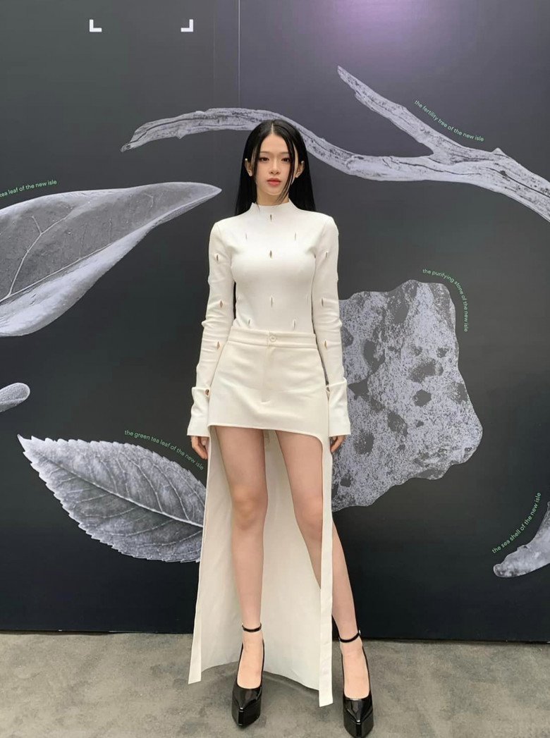 Dù không sở hữu chiều cao khủng và chỉ dừng lại ở mức ba mét bẻ đôi nhưng nhờ ăn mặc và tỉ lệ đôi chân dài hơn lưng mà nữ ca sĩ đứng 1 mình lúc nào cũng rạng rỡ.