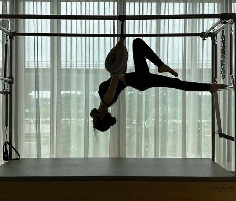 Ở Việt Nam, nhiều người đẹp cũng lựa chọn tập pilates - bộ môn có chi phí rất đắt đỏ và thường chỉ có giới nhà giàu ưa chuộng. Cô thường xuyên chia sẻ hình ảnh trên trang cá nhân với khoảnh khắc đu người trên sào, khoe đường cong hình thể hút mắt.
