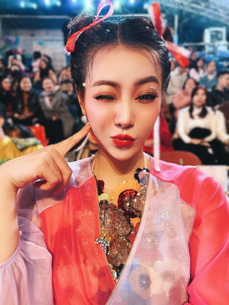 Mỗi lần xuất hiện tại sự kiện, Thanh Hương rất chỉn chu trong việc trang điểm, làm tóc lẫn trang phục.