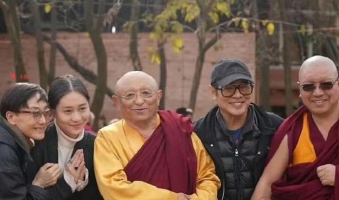 Lý Liên Kiệt bên vợ và con gái tại Nepal.