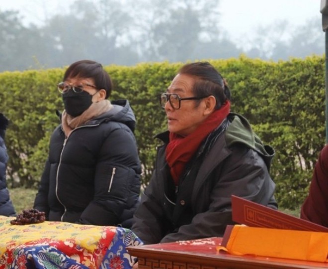 Lợi Trí cắt tóc ngắn xuất hiện bên chồng.