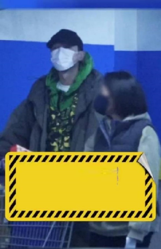 Hồ Ca hiếm hoi xuất hiện bên bà xã.