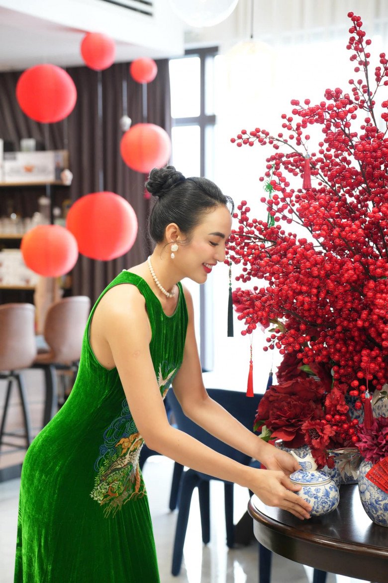 Cắm những cành hoa đỏ rực rỡ, Hoa hậu Du lịch Việt Nam 2008 còn lựa chọn một bộ sưu tập bình gốm họa tiết màu xanh lam để thêm phần nổi bật.