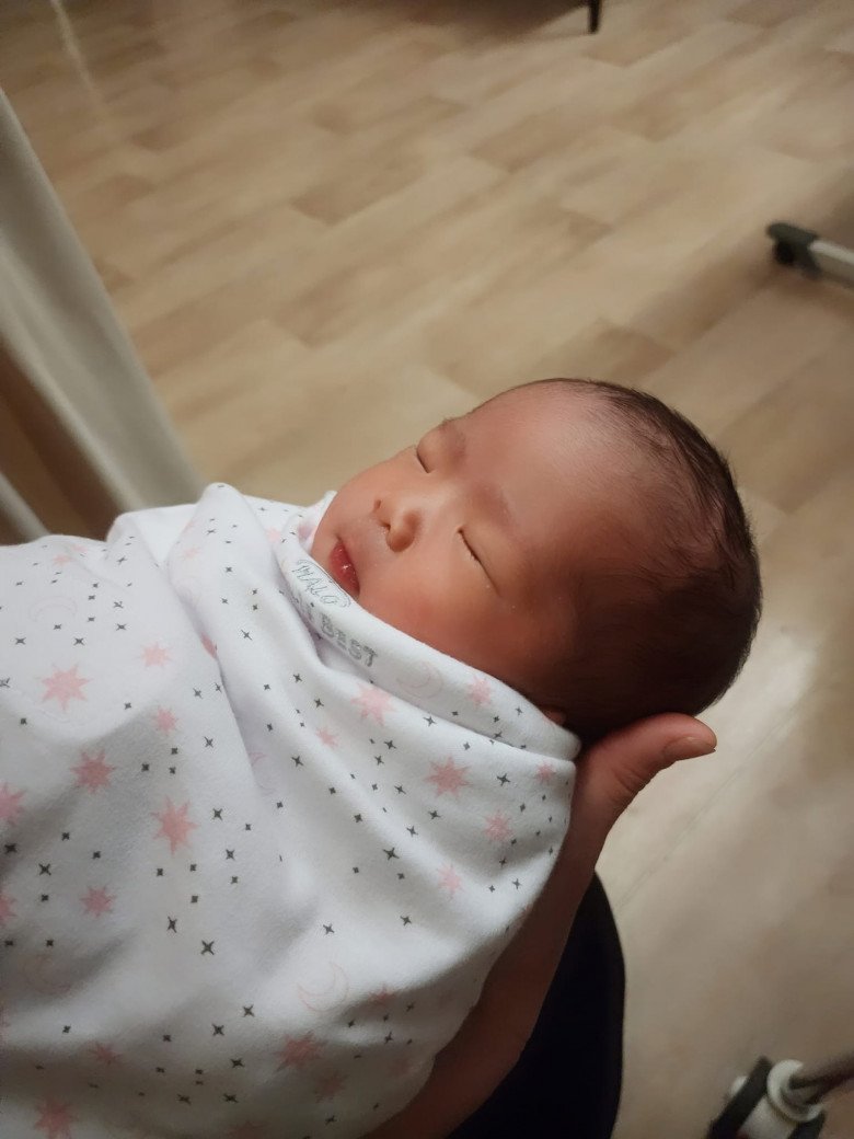 Hoa hậu Dương Thùy Linh khoe ảnh ái nữ giống bố như đúc.