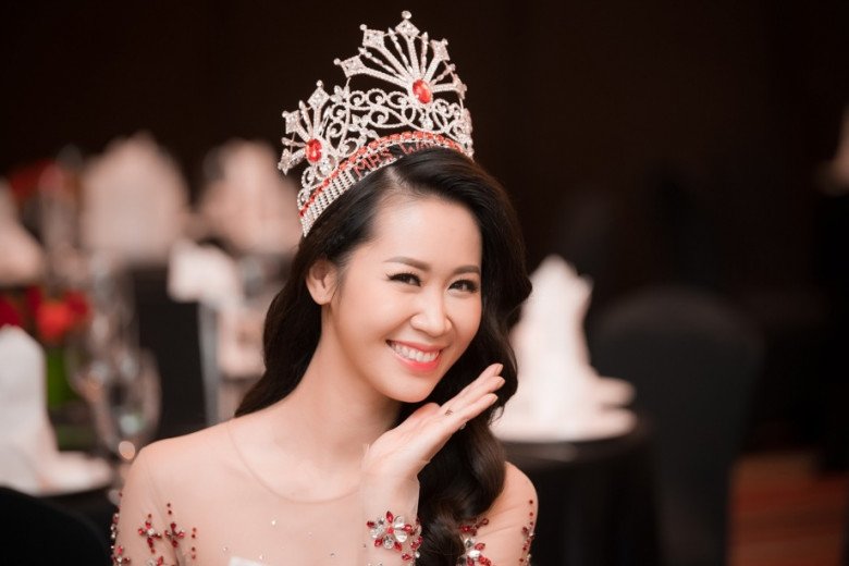 Dương Thùy Linh từng giành giải Hoa hậu thân thiện trong cuộc thi Hoa hậu Hoàn vũ Việt Nam 2008.