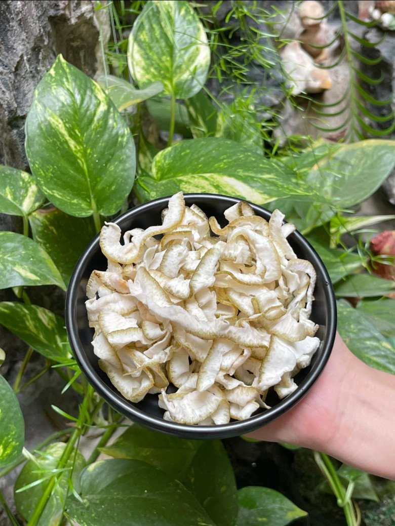 Mứt vỏ bưởi the the đầu lưỡi, chua chua nhẹ, thơm mùi bưởi và ngọt thanh, rất được ưa chuộng