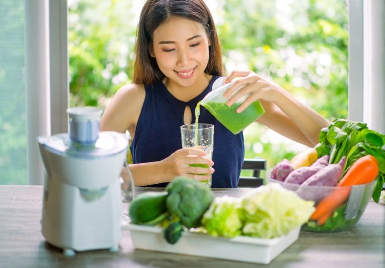 Thay vì ăn vặt vào buổi xế chiều, hãy vào bếp và thử chế biến một cốc nước ép được làm từ rau củ quả. Điều này vừa giúp bổ sung đầy đủ chất dinh dưỡng, vừa hạn chế khả năng tăng cân do ăn vặt của chị em.