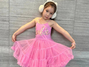 Con gái lai Tây của siêu mẫu Hà Anh 5 tuổi trắng xinh, chân dài ngoằng được mẹ hướng thi hoa hậu