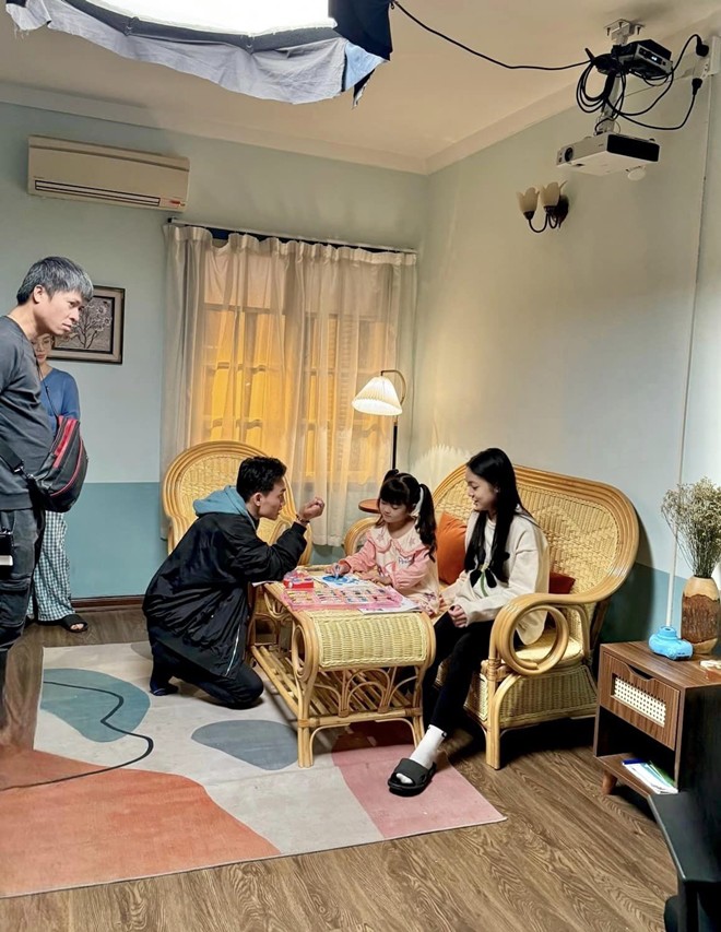 Chúng Ta Của 8 Năm Sau: Lộ ảnh bố con sếp Giang bị cô giáo Nguyệt nhốt ngoài cửa, ngày sống chung đã đến - 2