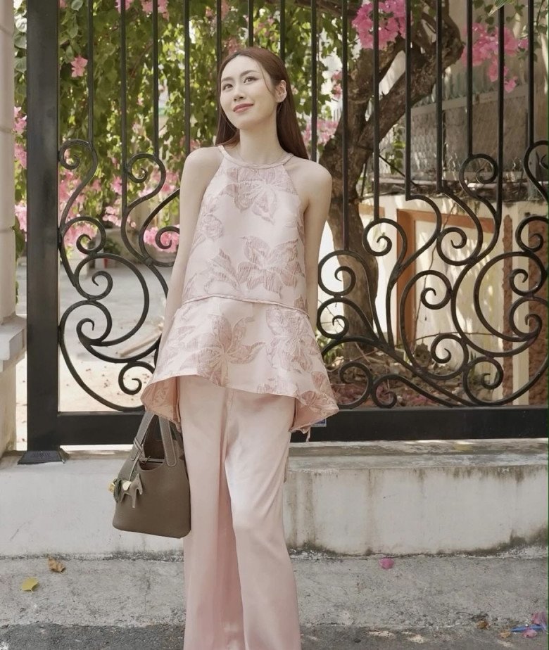 Đâu chỉ showbiz Việt mà hội gái xinh đường phố cũng rục rịch gam màu này từ sớm. Thay vì áo dài thì áo yếm cũng là sự lựa chọn thông minh ngày Tết, kết hợp với hồng phấn thì càng thêm tuyệt vời. 