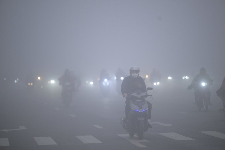 Người đi đường phải bật đèn và giảm tốc độ (Ảnh: Tri thức amp; Cuộc sống)