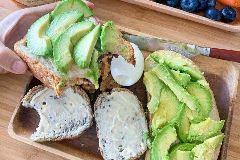 Bữa sáng phong phú đầy hoa quả của mẹ bầu.