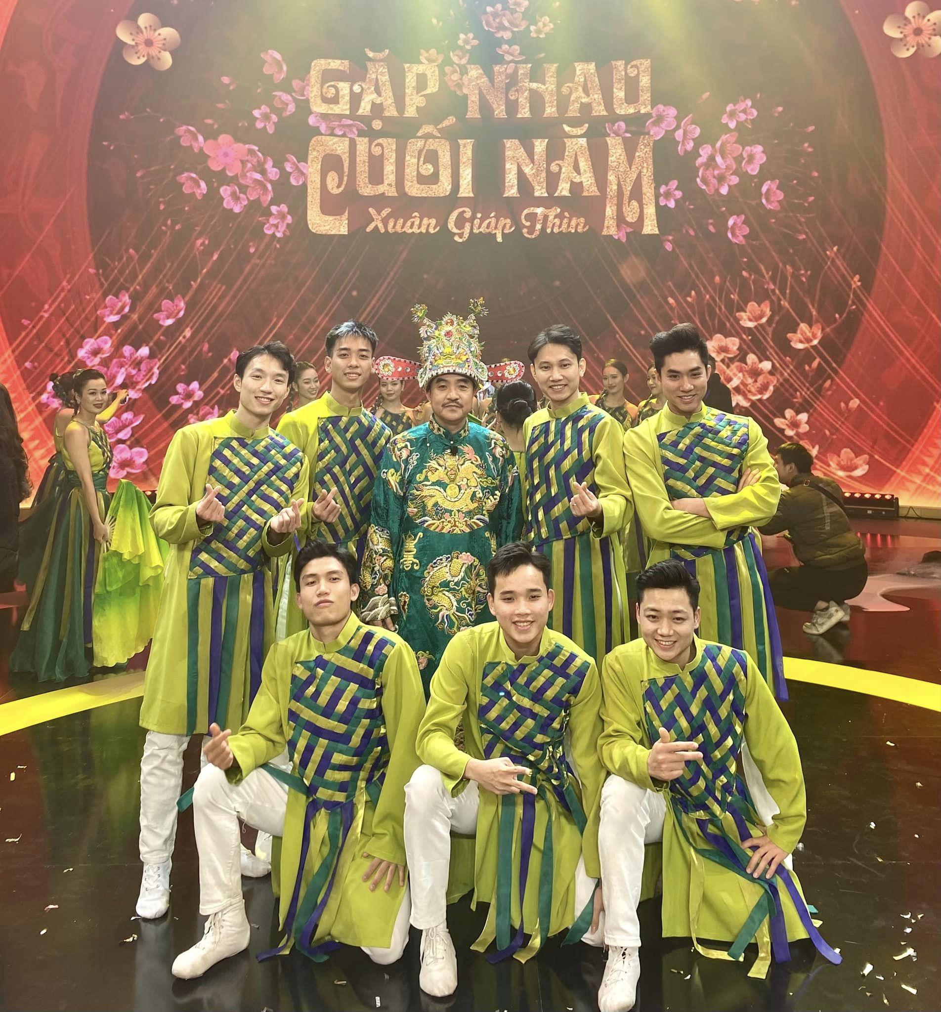 Nam diễn viên chia sẻ hình ảnh ở sân khấu chương trình và dí dỏm: Tôi múa solo các ông ạ.