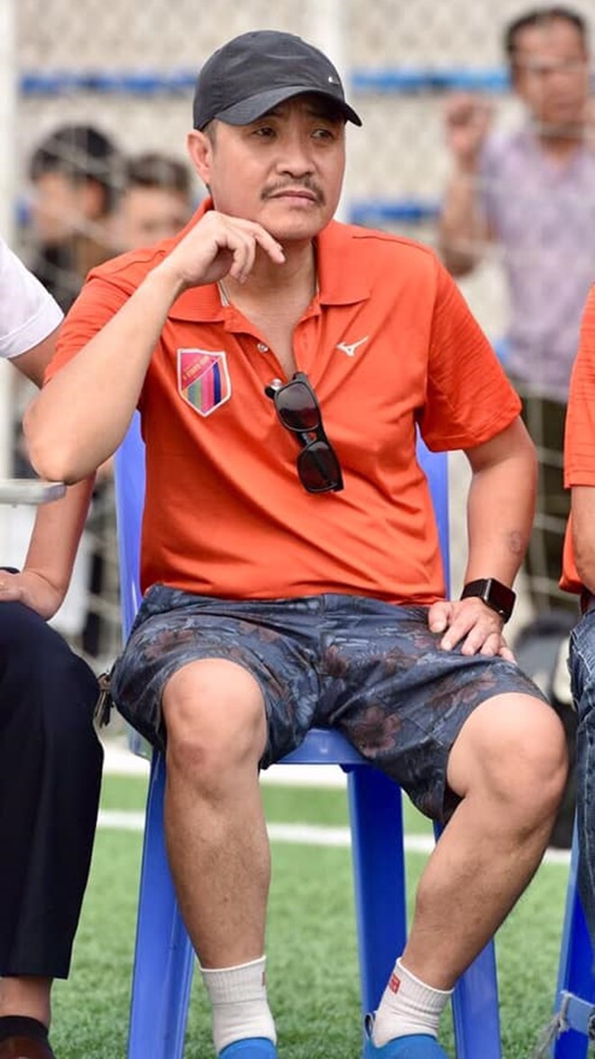 Anh từng làm tiếp viên hàng không hay công tác cho hãng dầu khí.