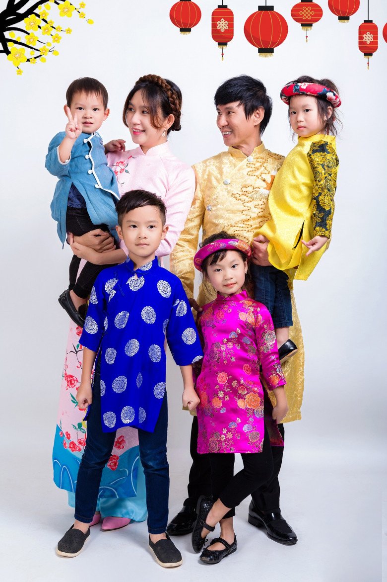 Bộ ảnh áo dài đón Tết 2019 của gia đình 6 thành viên rực rỡ, bắt mắt và mang màu sắc trẻ trung.