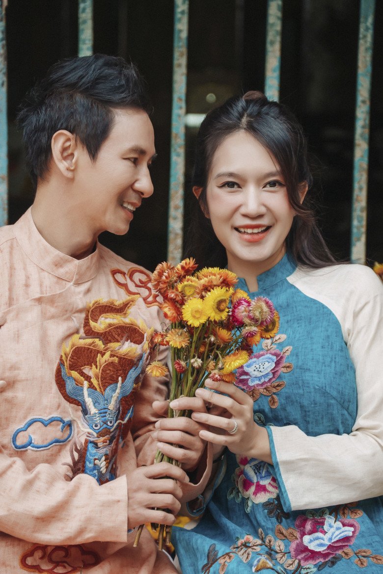Lý Hải và Minh Hà mặc trang phục áo dài truyền thống thêu họa tiết rồng và hoa lá tinh xảo trong bộ ảnh đón Tết.