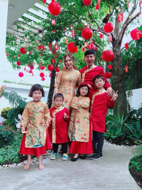 Lý Hải và Minh Hà luôn hướng các con đến giá trị văn hoá truyền thống như tà áo dài, áo bà ba.
