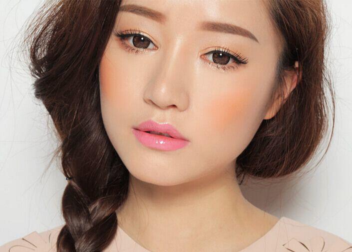 Màu má hồng thiên về màu cam phù hợp với làn da trắng, tô điểm thêm nét dịu dàng cho nàng.