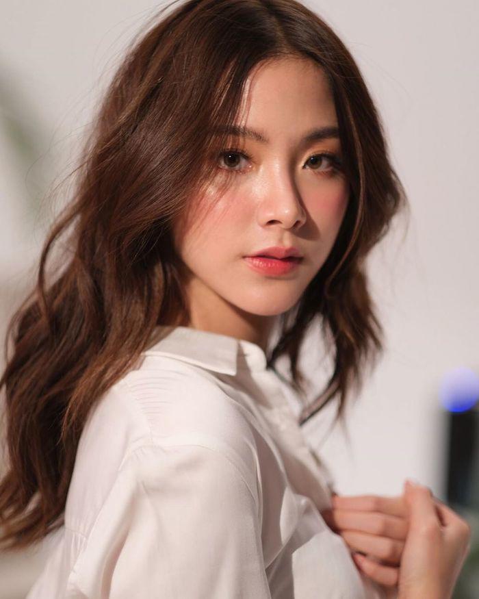 Màu má hồng tone hồng đào cũng vô cùng được ưa chuộng với lối trang điểm nhẹ nhàng khiến nàng trông ngọt ngào vô cùng.