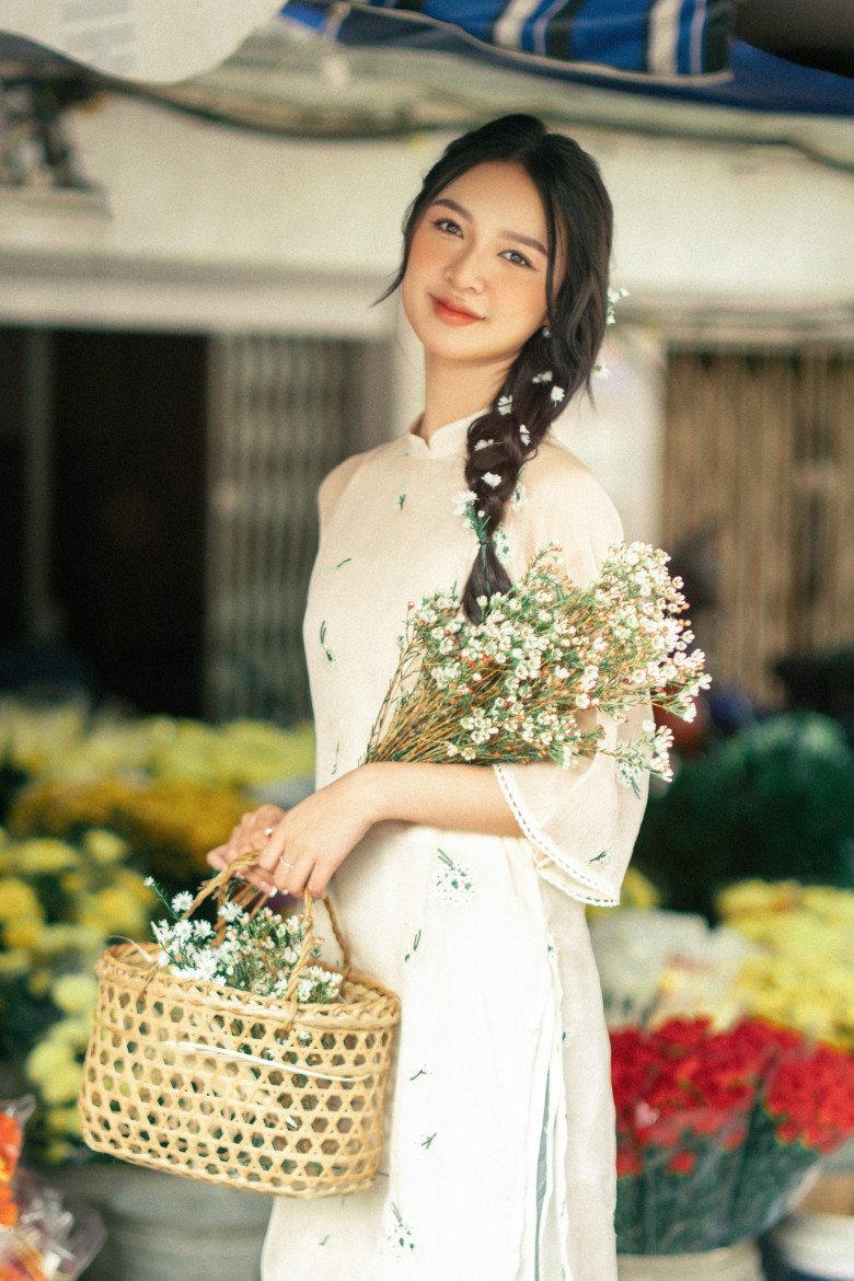 Không phải cứ đánh má hồng mứt cà chua là dìm nhan sắc, màu má hồng này vẫn khiến nàng toát lên vẻ dịu dàng và đằm thắm.