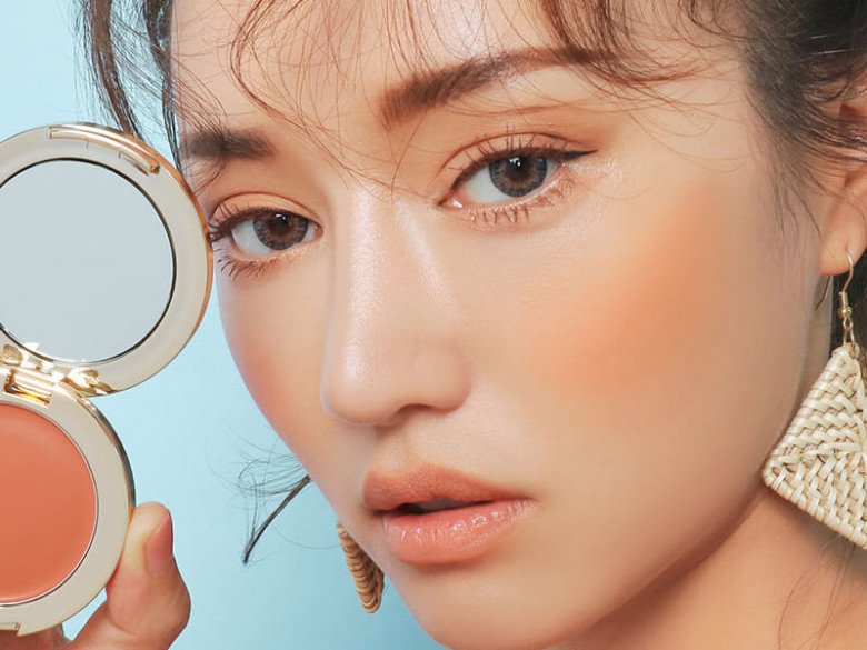 Màu má hồng thiên về màu cam, kết hợp cùng màu môi và phấn mắt cùng tone màu làm nét mặt hài hòa hơn rất nhiều.