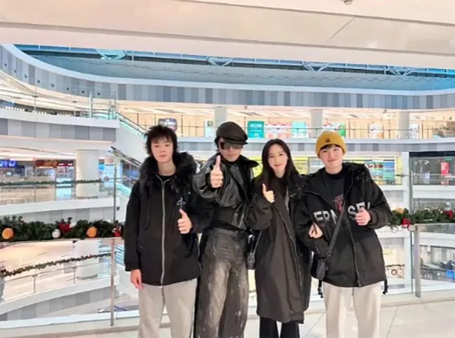 Ngôi sao 24/7: Lệnh Hồ Xung tai tiếng showbiz tái ngộ vợ đáng tuổi con, 2 quý tử bên cạnh gây chú ý - 1