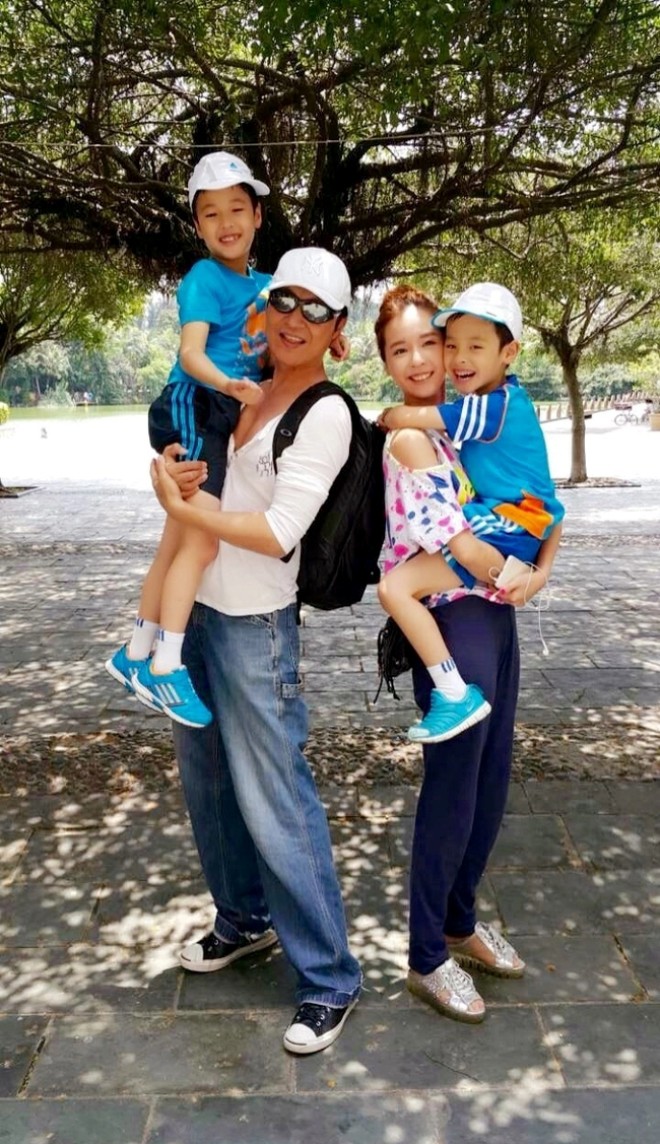 Ngôi sao 24/7: Lệnh Hồ Xung tai tiếng showbiz tái ngộ vợ đáng tuổi con, 2 quý tử bên cạnh gây chú ý - 2