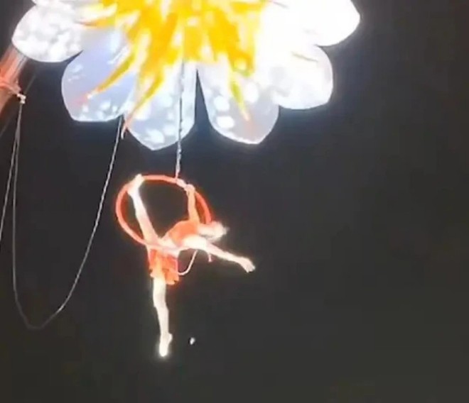 Ngôi sao 24/7: Lệnh Hồ Xung tai tiếng showbiz tái ngộ vợ đáng tuổi con, 2 quý tử bên cạnh gây chú ý - 7