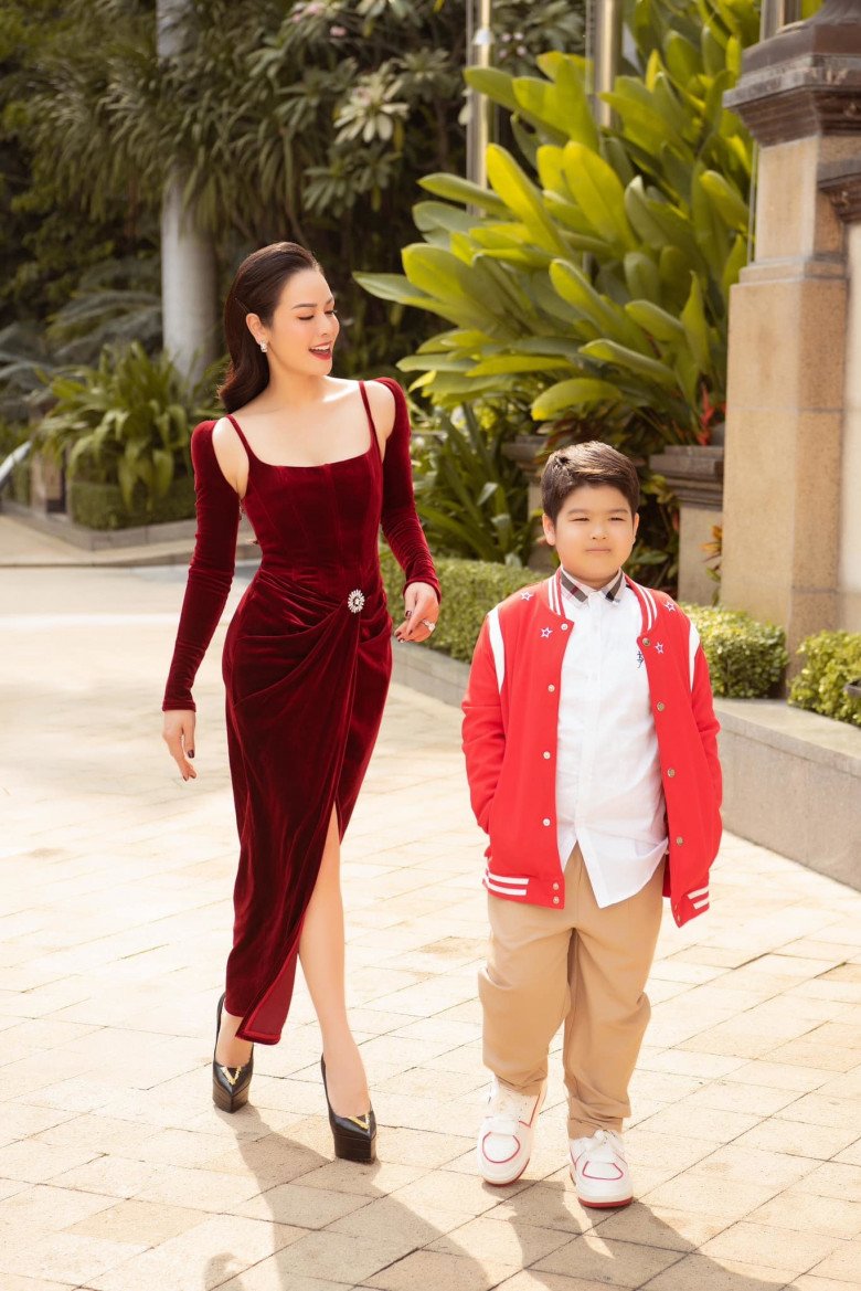 Nhật Kim Anh hóa quý cô thời thượng khi xuống phố cùng con trai trong bộ ảnh đầu năm.