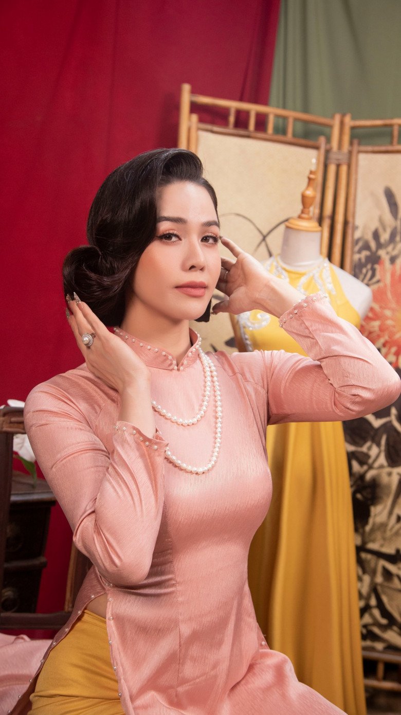 Áo dài cũng là trang phục được Nhật Kim Anh sử dụng thường xuyên, trong nhiều hoạt động. Nữ diễn viên luôn biết cách làm mới chính mình, hợp xu hướng thông qua cách phối kết phụ kiện, trang điểm và kiểu tóc.