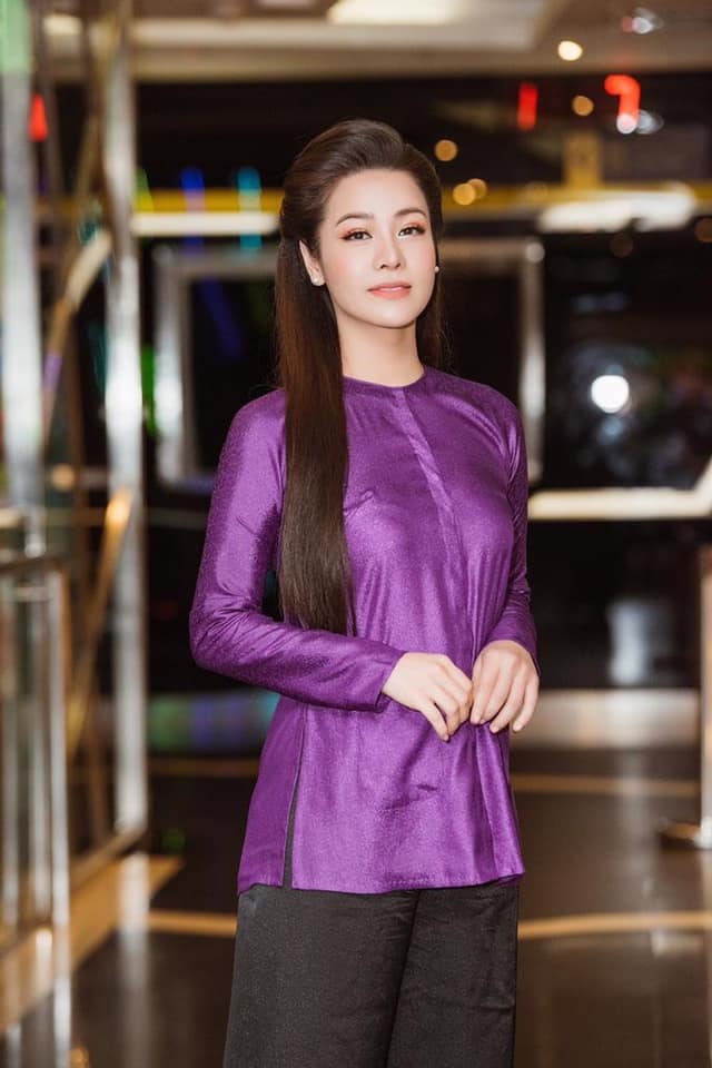 Xuất hiện trong một sự kiện giải trí, Nhật Kim Anh cũng nổi bật theo cách rất riêng với tà áo dài tím Huế mơ mộng