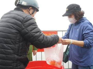 Người dân Hà Nội vén màn sương đi thả cá chép tiễn ông Công ông Táo, năm nay tình trạng vứt túi nilon bừa bãi giảm hẳn