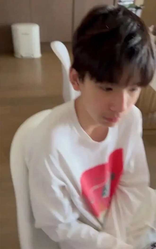 Hình ảnh mới đây của Đỉnh Đỉnh gây sốt trên mạng. 