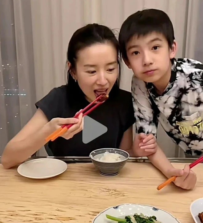 Từng có thông tin Đổng Khiết không cho con trai gặp bố.