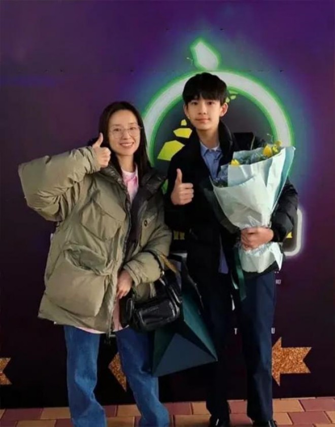 Đỉnh Đỉnh ở tuổi 14 cao hơn mẹ nửa cái đầu.