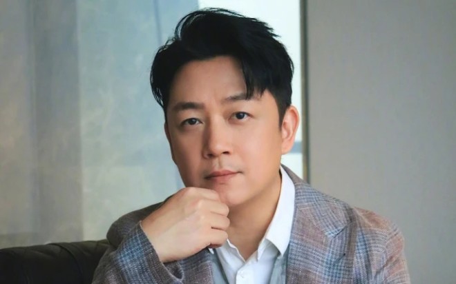 Phan Việt Minh bị Đổng Khiết tố cáo rượu chè cờ bạc khiến cô ly hôn. 