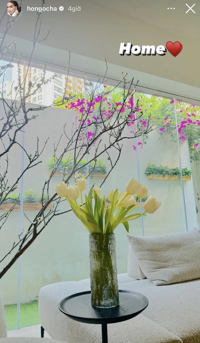 Trong nhà, Hồ Ngọc Hà trưng nhiều loại hoa khác nhau, từ cành mận trắng cho tới hoa tulip thanh khiết mà sang chảnh.