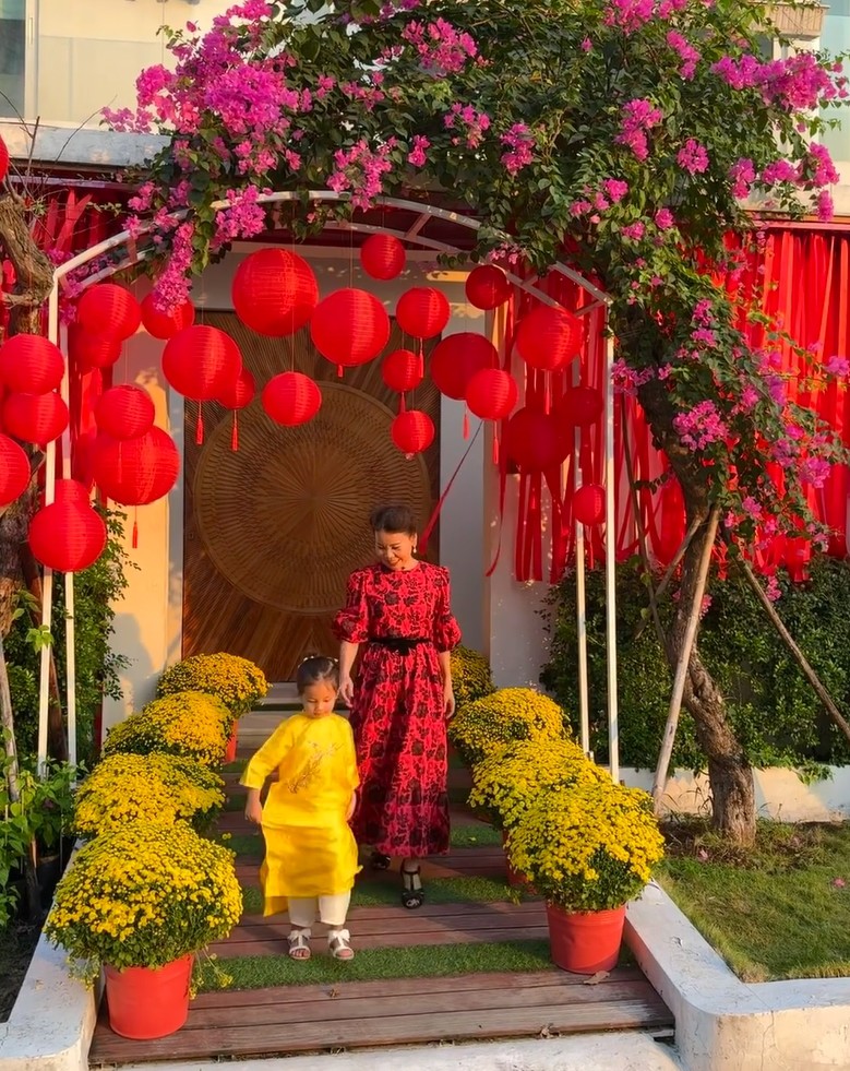 Biệt thự của Hồ Ngọc Hà nhìn từ ngoài vào vốn đã rất ấn tượng với chiếc cửa độc đáo và cây hoa giấy dáng uốn cong có màu hồng tươi tắn.